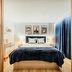 King Size Beds - 2 Bathrooms - 2 Free Parking