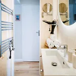 King Size Beds - 2 Bathrooms - 2 Free Parking Apartamento *