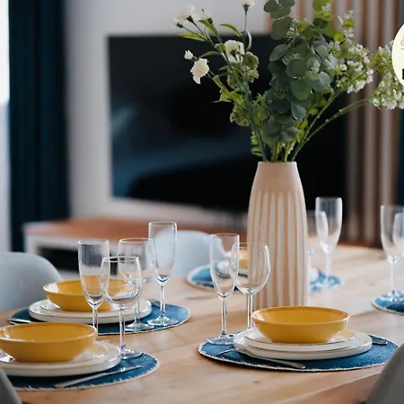 Апартаменты Myjolieparishome - King Size Beds, 2 Bathrooms, Free Parking *