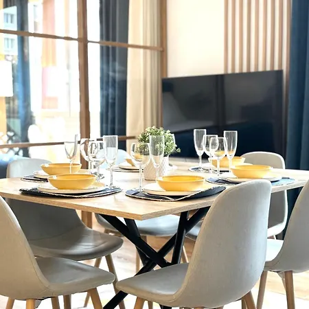 Апартаменты Myjolieparishome - King Size Beds, 2 Bathrooms, Free Parking Париж