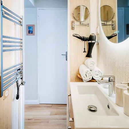 King Size Beds - 2 Bathrooms - 2 Free Parking Apartament *